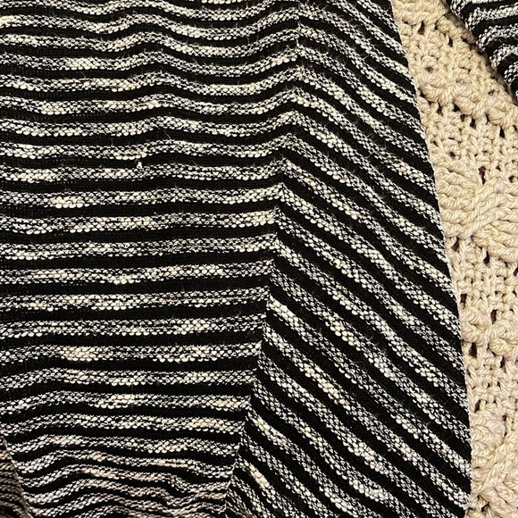 J Jill Tunic Top Womens L Cowl Neck Long Sleeve black and white weave design. - Picture 10 of 11